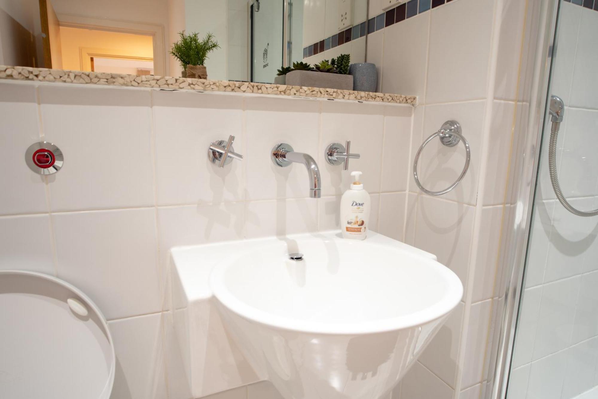 Two-Bedroom Luxury Apartment With Workspace, Free Secure Parking & Coffee Birmingham Eksteriør bilde