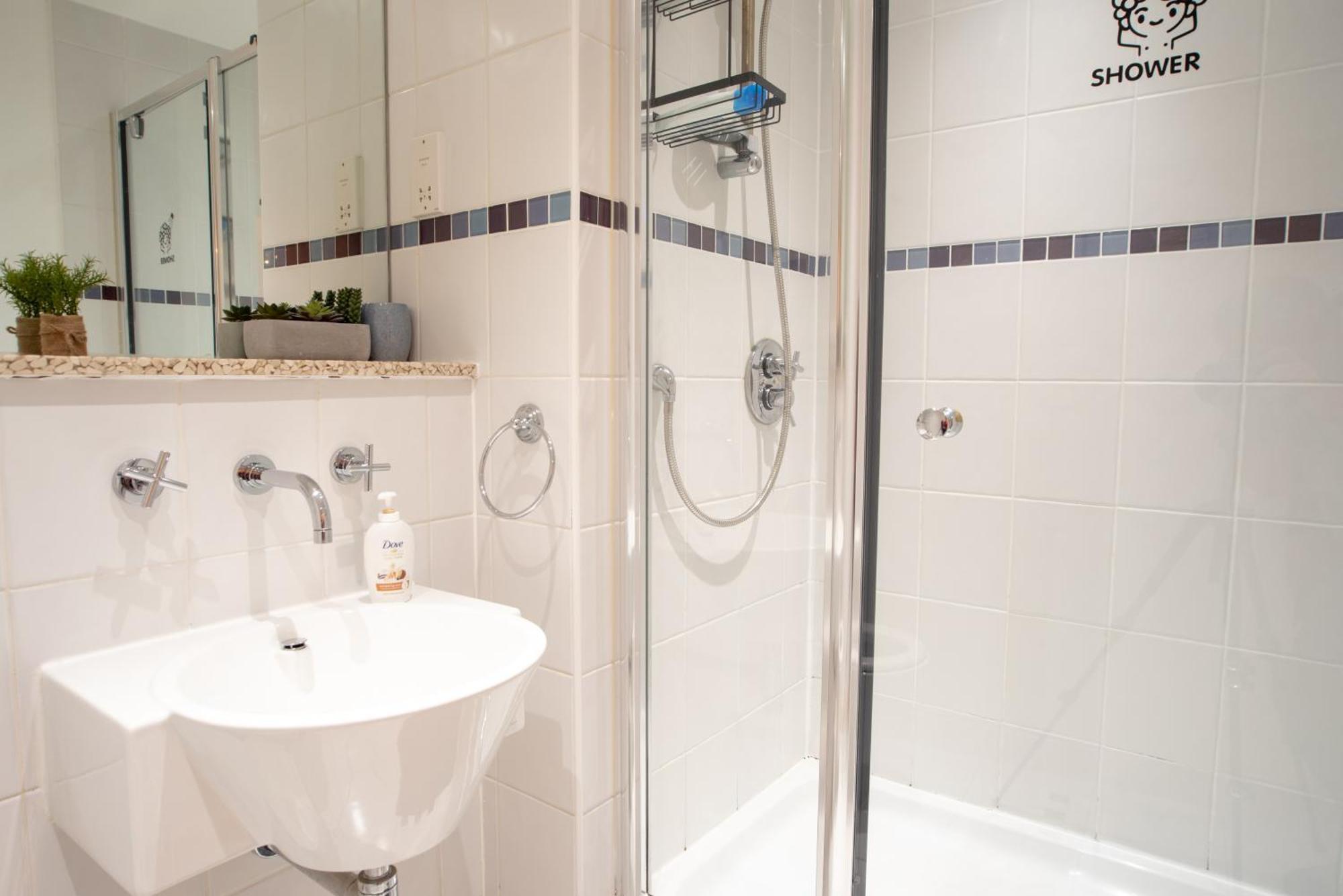 Two-Bedroom Luxury Apartment With Workspace, Free Secure Parking & Coffee Birmingham Eksteriør bilde