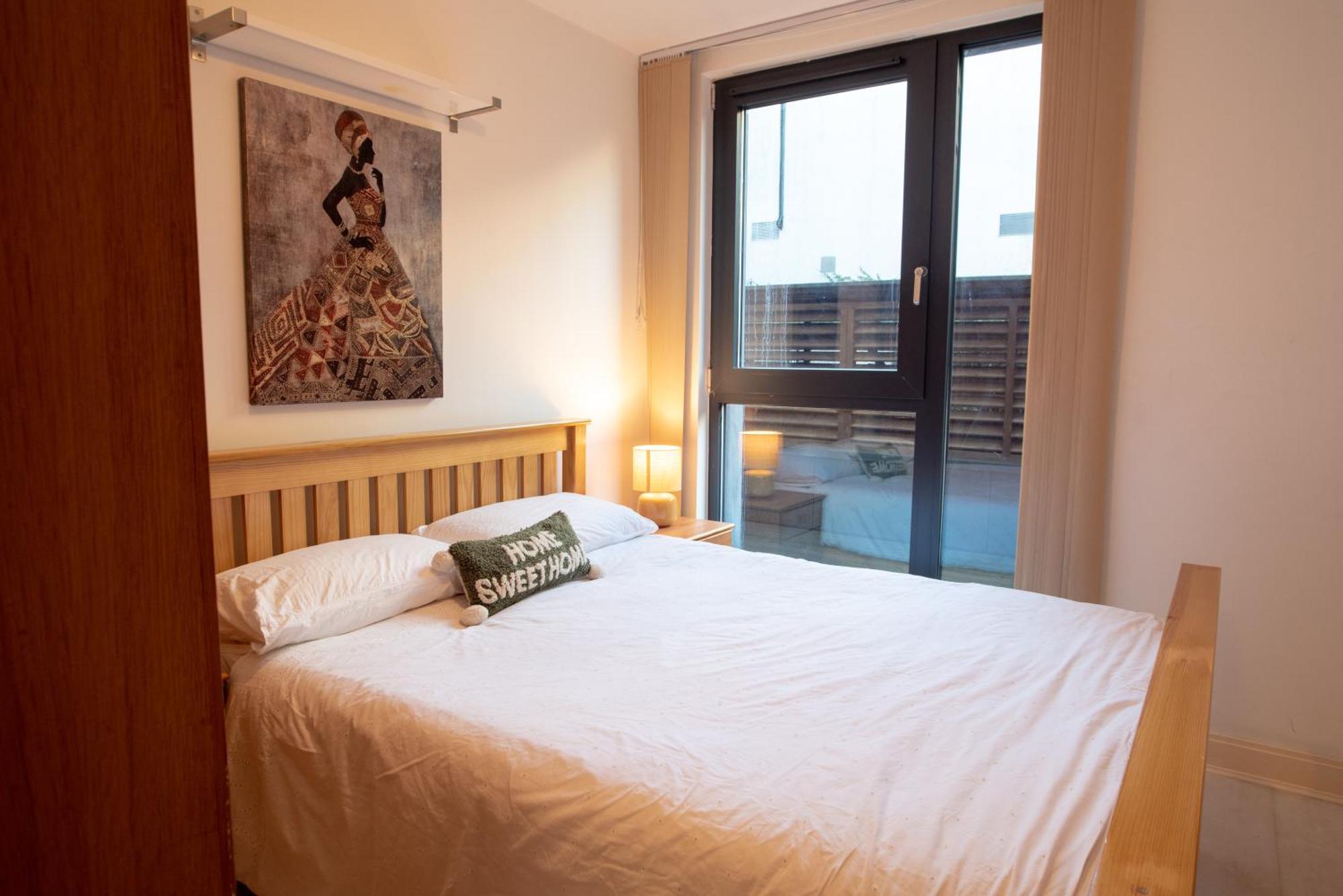 Two-Bedroom Luxury Apartment With Workspace, Free Secure Parking & Coffee Birmingham Eksteriør bilde
