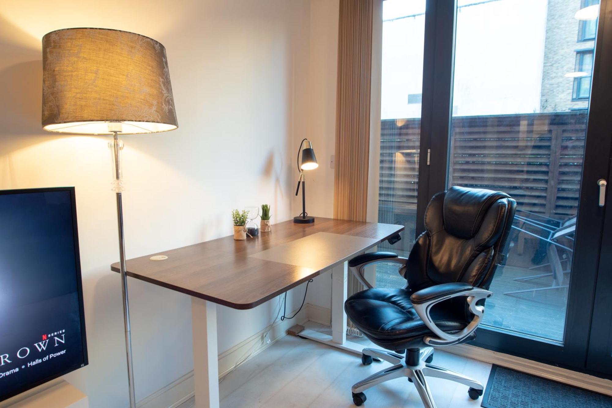 Two-Bedroom Luxury Apartment With Workspace, Free Secure Parking & Coffee Birmingham Eksteriør bilde