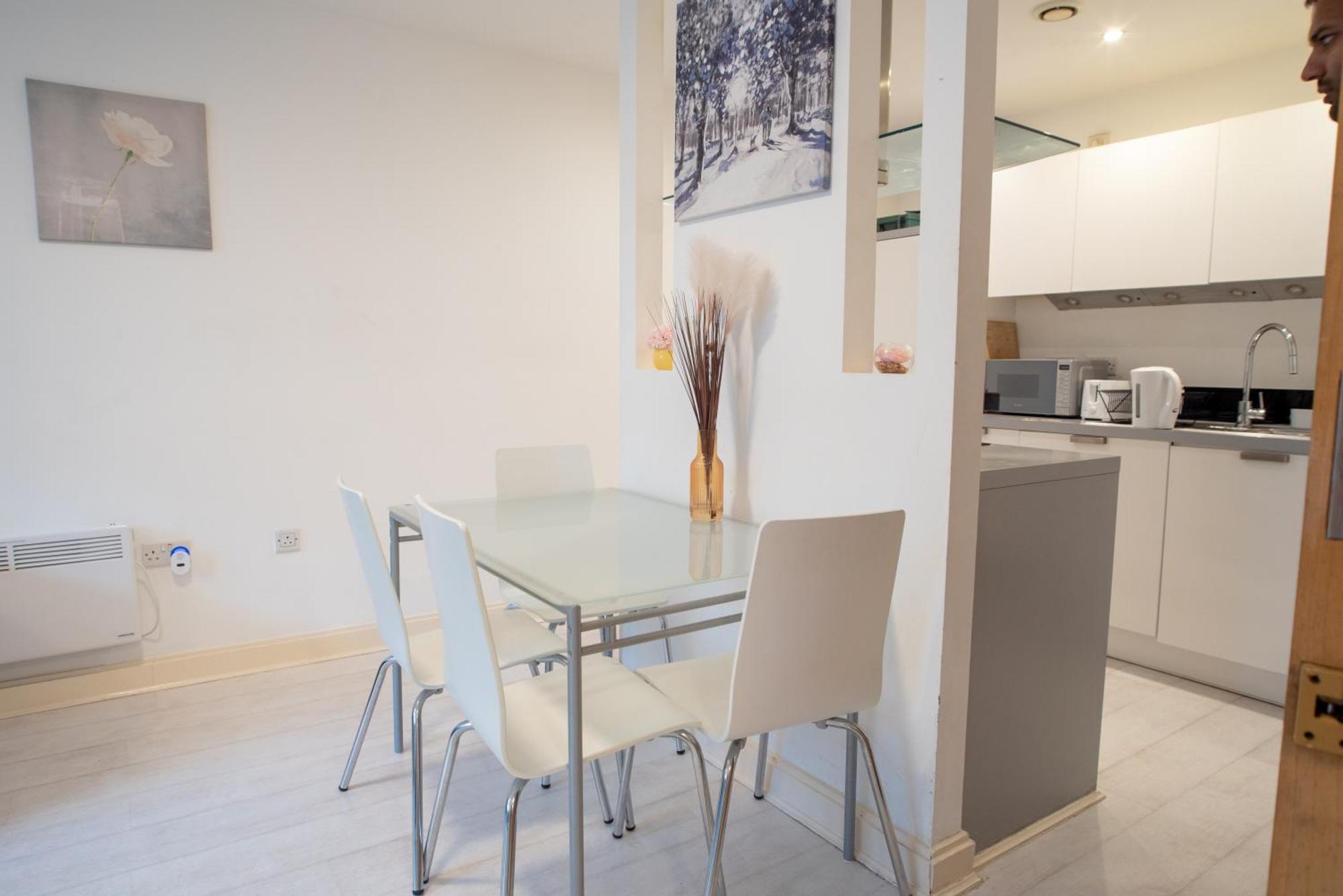 Two-Bedroom Luxury Apartment With Workspace, Free Secure Parking & Coffee Birmingham Eksteriør bilde